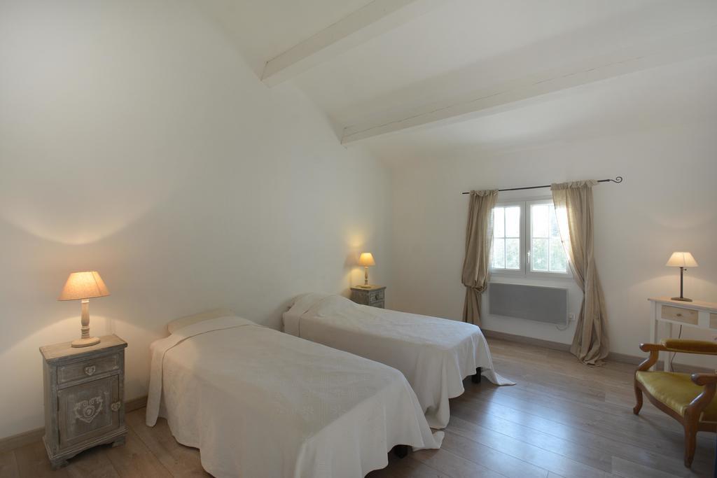 Le Mas De Trevouse Saint-Saturnin-les-Avignon Bagian luar foto